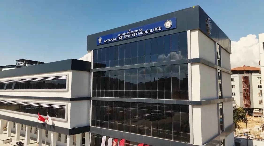 Hatay Valisi Mustafa Masatlı, Antakya İlçe Emniyet Müdürlüğü yeni hizmet binasında inceleme yaparken