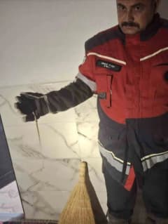 Hatay Antakya ve Hassa ilçelerinde yerleşim yerlerinde görülen yılanların ekipler tarafından yakalanması