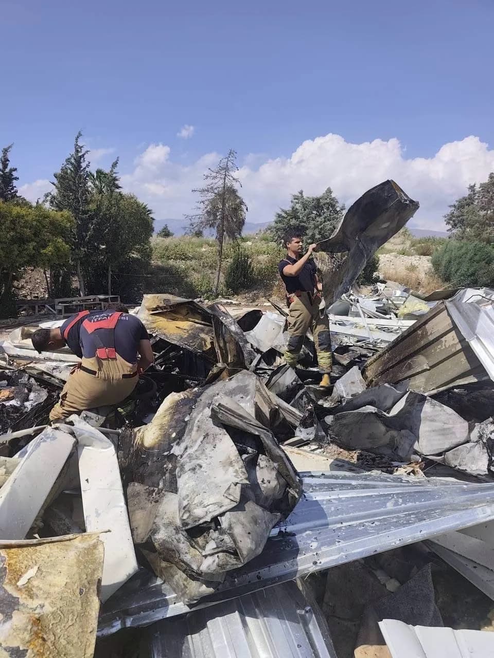 Antakya odabaşı Mahallesi’nde hurdalık ve otluk alanda çıkan yangına ekipler müdahale etti.