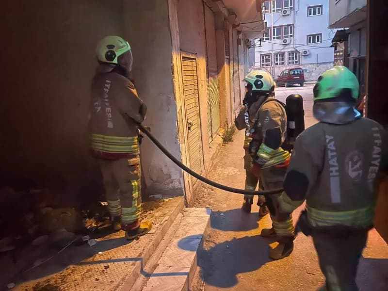 Antakya haraparası Mahallesi’nde metruk iş yerinde çıkan yangına ekiplerin müdahalesi.