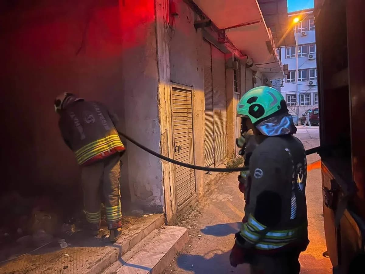 Antakya haraparası Mahallesi’nde metruk iş yerinde çıkan yangına ekiplerin müdahalesi.