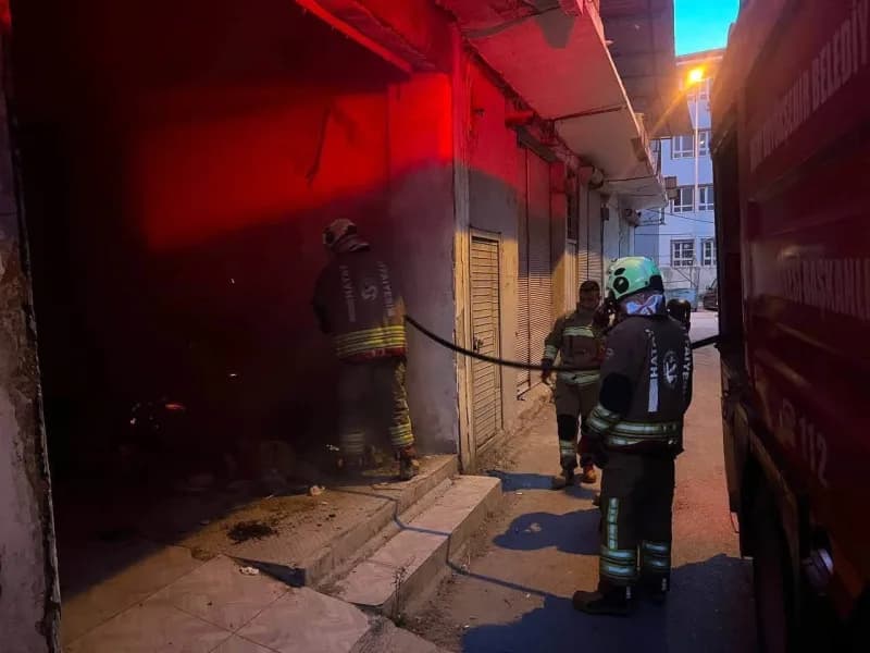 Hatay Antakya’da metruk iş yerinde çıkan yangının söndürülmesi için itfaiye ekiplerinin müdahalesi