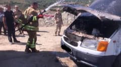 Hatay Antakya’da seyir halindeki minibüsün motor kısmından yükselen alevler ve müdahale eden ekipler