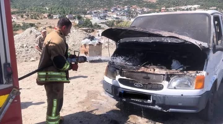 Antakya kuruyer Mahallesi’nde motor kısmında yangın çıkan minibüse ekiplerin müdahalesi.