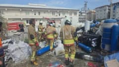 Antakya'da şantiye içerisinde çıkan malzeme yangınına müdahale eden ekipler