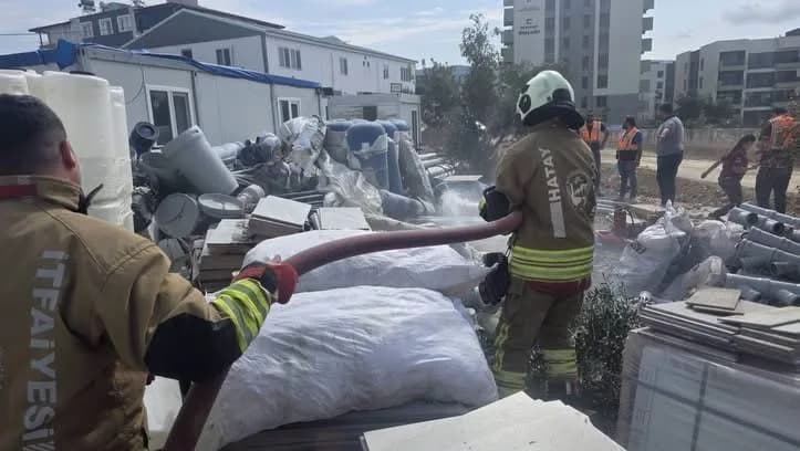 Antakya’da şantiye içerisindeki malzemelerde çıkan yangın ekiplerin müdahalesiyle kontrol altına alındı.