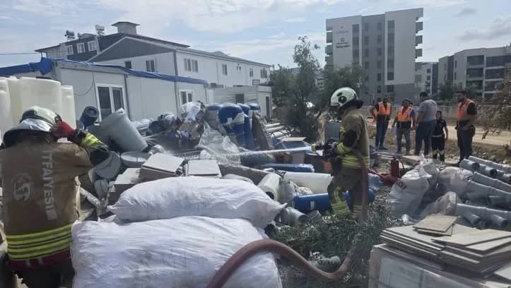 Antakya’da şantiye içerisindeki malzemelerde çıkan yangın ekiplerin müdahalesiyle kontrol altına alındı.