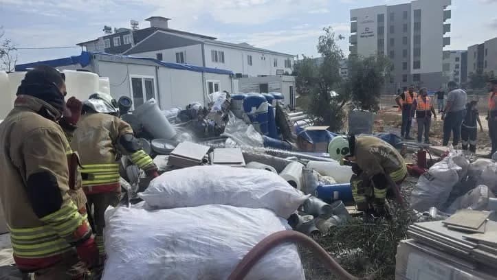 Antakya’da şantiye içerisindeki malzemelerde çıkan yangın ekiplerin müdahalesiyle kontrol altına alındı.