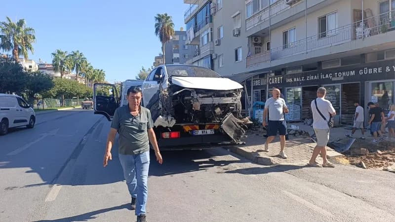 Antalya Alanya’da kontrolden çıkan otomobilin otobüs durağına çarptığı kaza sonrası görüntü