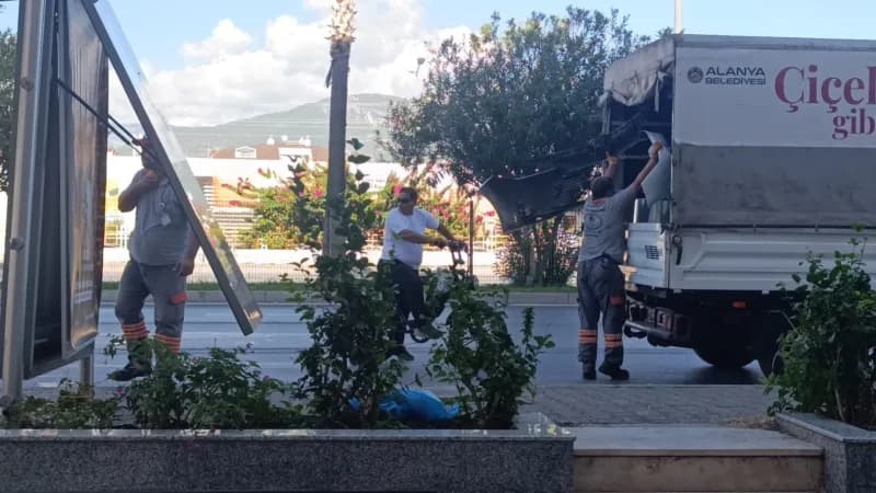 Antalya’nın Alanya ilçesinde kontrolden çıkan otomobil, önce yolun karşısına geçmeye çalışan genç kıza, ardından otobüs