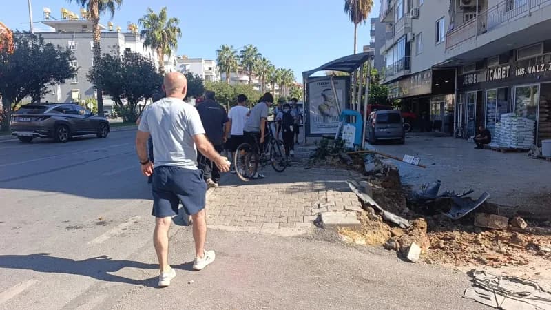 Antalya’nın Alanya ilçesinde kontrolden çıkan otomobil, önce yolun karşısına geçmeye çalışan genç kıza, ardından otobüs