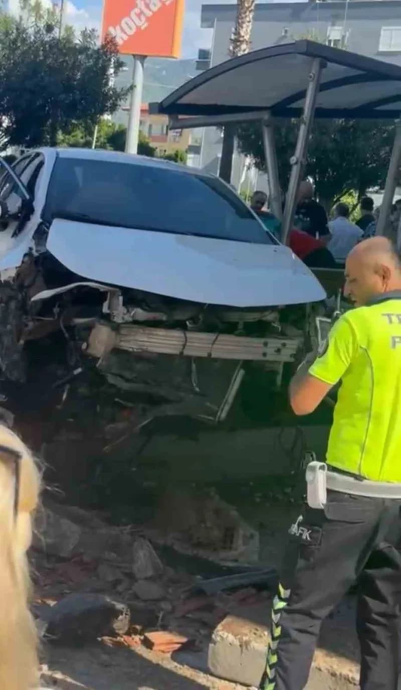 Antalya’nın Alanya ilçesinde kontrolden çıkan otomobil, önce yolun karşısına geçmeye çalışan genç kıza, ardından otobüs