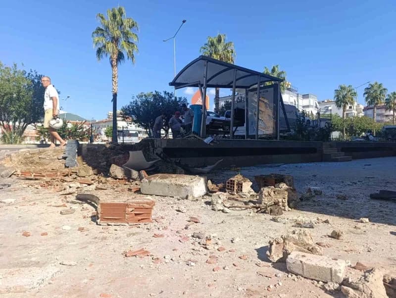 Antalya’nın Alanya ilçesinde kontrolden çıkan otomobil, önce yolun karşısına geçmeye çalışan genç kıza, ardından otobüs