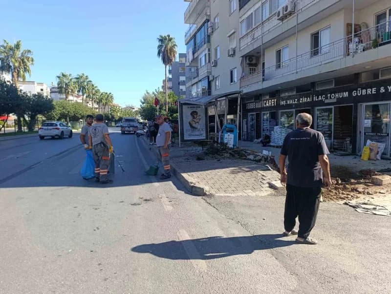 Antalya’nın Alanya ilçesinde kontrolden çıkan otomobil, önce yolun karşısına geçmeye çalışan genç kıza, ardından otobüs