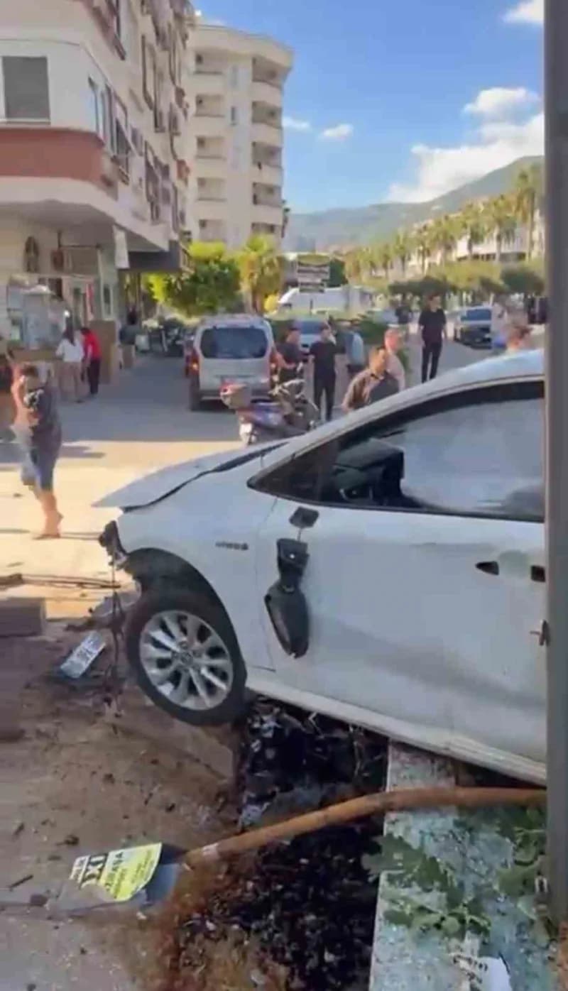 Antalya’nın Alanya ilçesinde kontrolden çıkan otomobil, önce yolun karşısına geçmeye çalışan genç kıza, ardından otobüs
