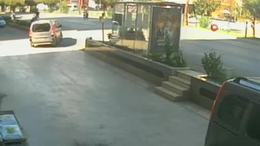 Antalya Alanya’da kontrolden çıkan otomobilin otobüs durağına çarpma anı güvenlik kamerasında