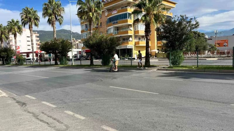 Antalya’nın Alanya ilçesinde kontrolden çıkan otomobil, önce yolun karşısına geçmeye çalışan üniversite öğrencisi genç k