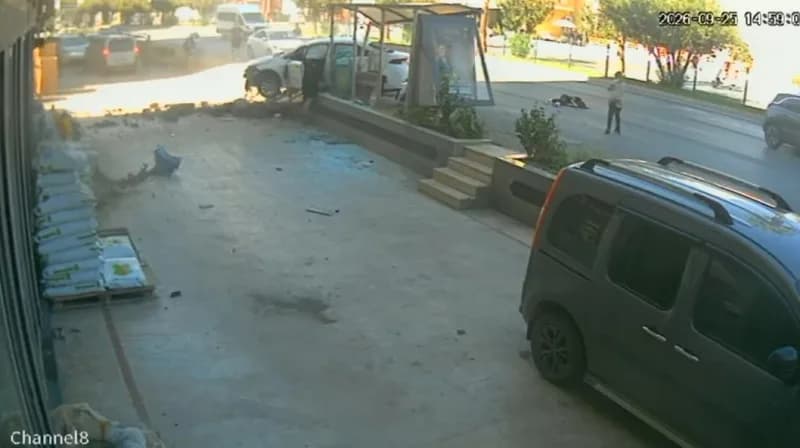 Antalya Alanya'da kontrolden çıkan otomobilin otobüs durağına çarptığı kazadan görüntü