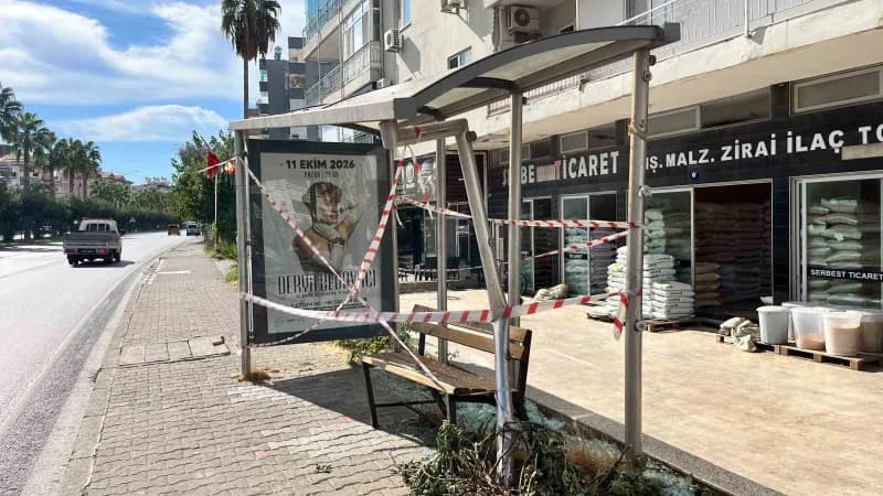 Antalya’nın Alanya ilçesinde kontrolden çıkan otomobil, önce yolun karşısına geçmeye çalışan üniversite öğrencisi genç k