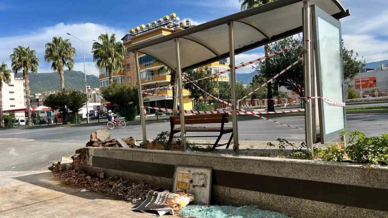 Antalya’nın Alanya ilçesinde kontrolden çıkan otomobil, önce yolun karşısına geçmeye çalışan üniversite öğrencisi genç k