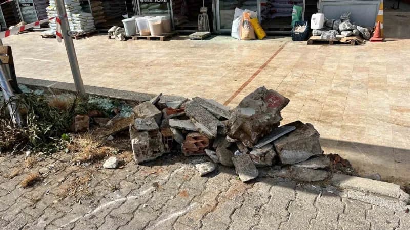 Antalya’nın Alanya ilçesinde kontrolden çıkan otomobil, önce yolun karşısına geçmeye çalışan üniversite öğrencisi genç k