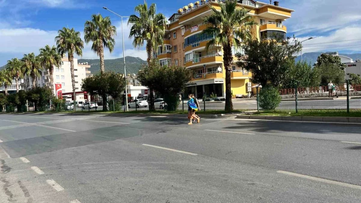 Antalya’nın Alanya ilçesinde kontrolden çıkan otomobil, önce yolun karşısına geçmeye çalışan üniversite öğrencisi genç k