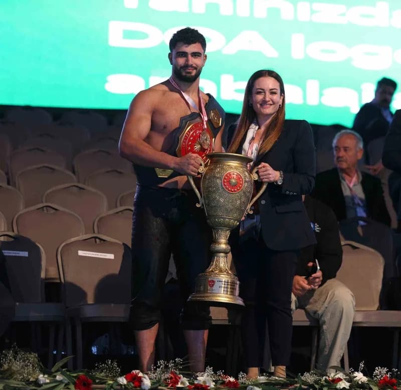 Bu yıl 57 aradan sonra ilk kez düzenlenen Yağlı Güreş Cumhurbaşkanlığı Kupası'na 3'ü başpehlivan 21 güreşçi ile katılan