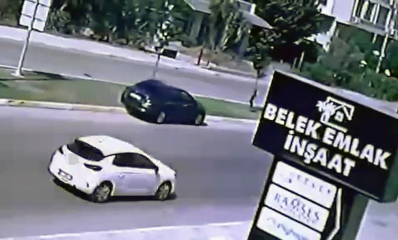 Antalya Serik'te direksiyon başında fenalaşan sürücünün kaza yaptığı araç refüje çarpmış halde