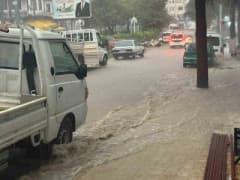 Antalya Elmalı ilçesinde sağanak yağış sonrası cadde ve pazar alanında oluşan su birikintileri