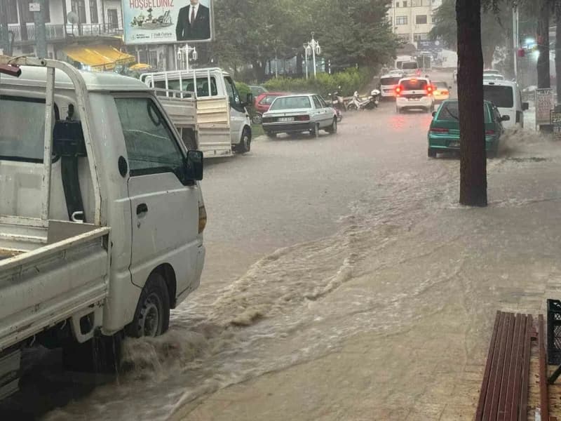 Antalya Elmalı ilçesinde sağanak yağış sonrası cadde ve pazar alanında oluşan su birikintileri