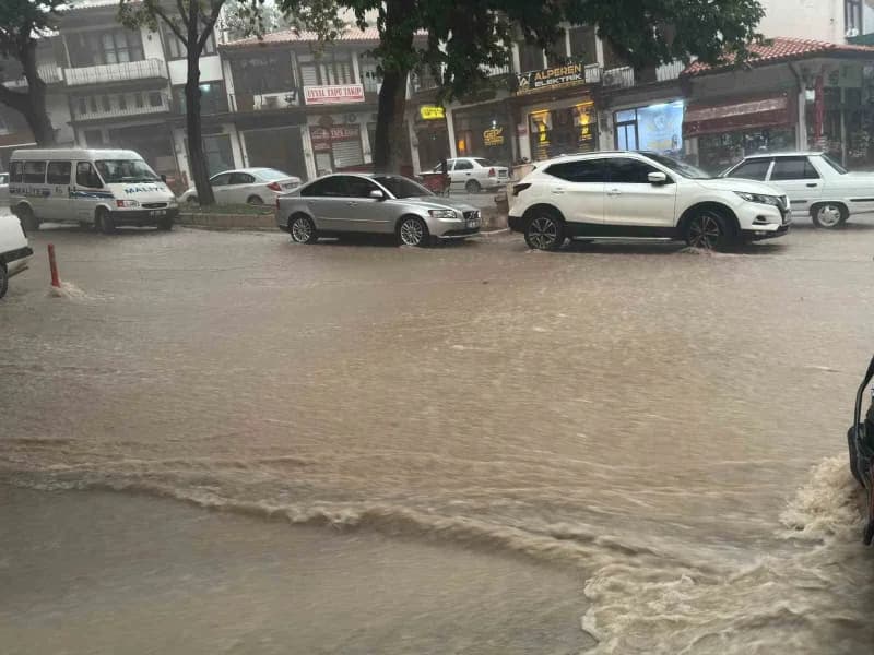 Antalya’nın Elmalı ilçesinde öğleden sonra etkili olan şiddetli yağış, cadde ve sokaklarda su birikintilerine neden oldu