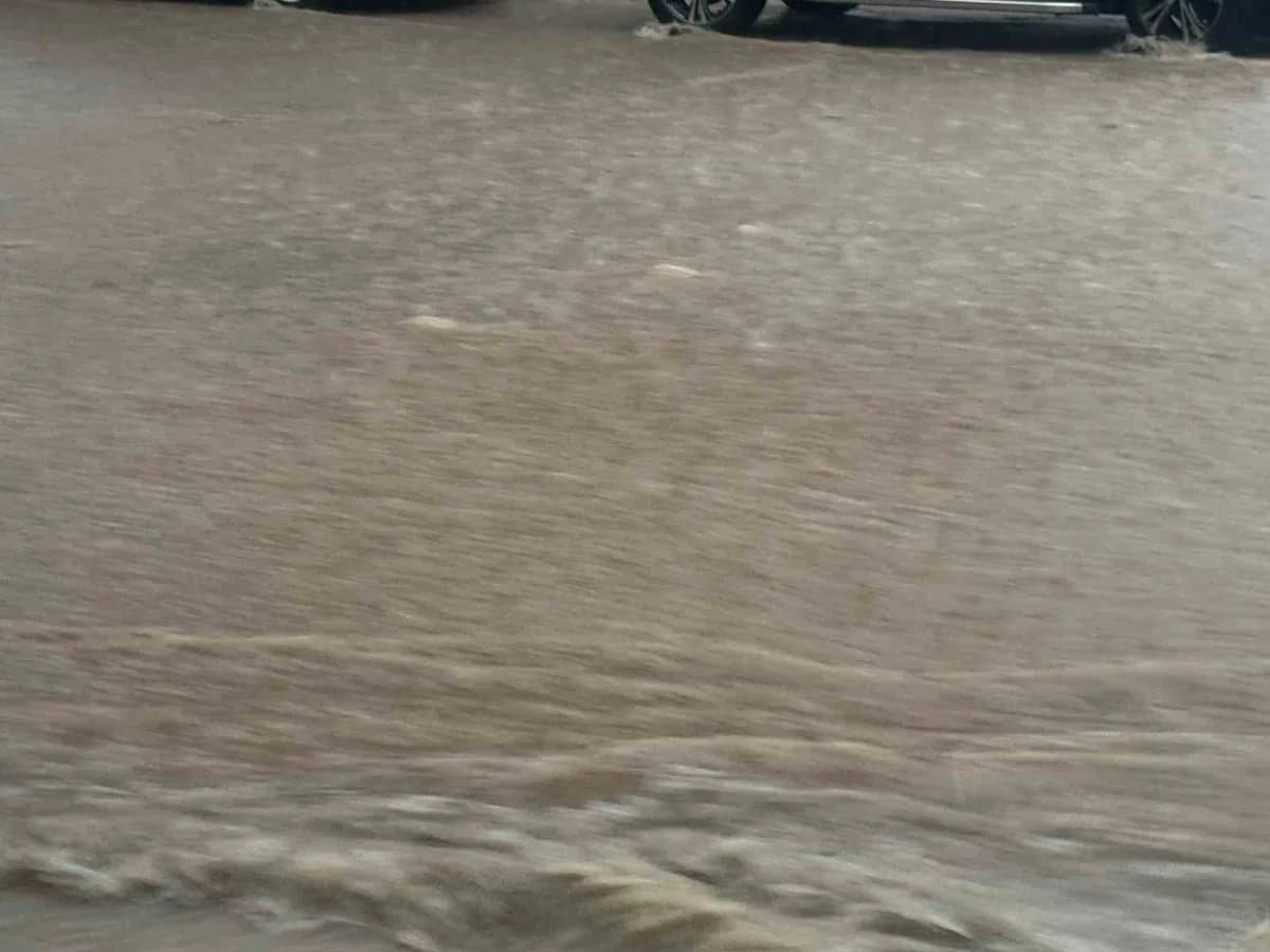 Antalya’nın Elmalı ilçesinde öğleden sonra etkili olan şiddetli yağış, cadde ve sokaklarda su birikintilerine neden oldu
