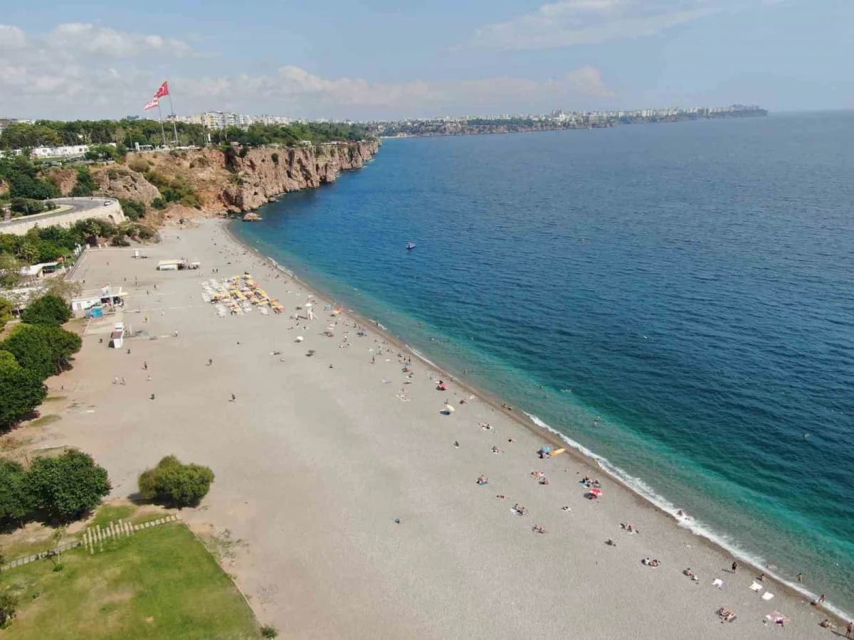 Antalya sahilinde eylül ayında denize giren ve sahilde vakit geçiren vatandaşlar