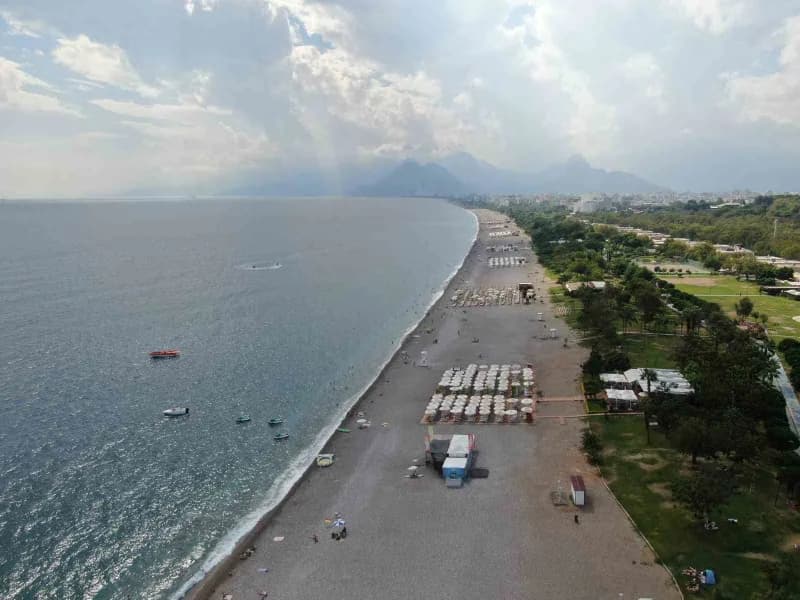 Denize girenler Akdeniz'in tadını çıkardı