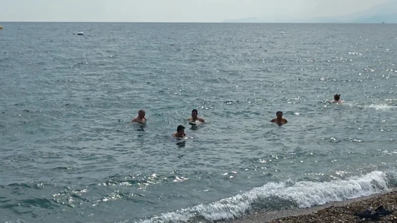 Denize girenler Akdeniz'in tadını çıkardı