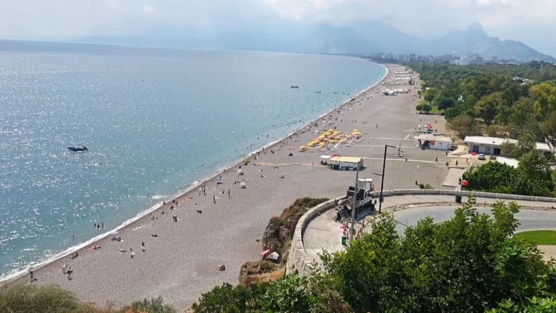 Denize girenler Akdeniz'in tadını çıkardı