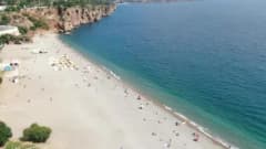 Antalya sahilinde eylül ayında denize giren ve sahilde vakit geçiren vatandaşlar