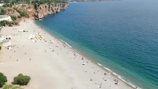 Antalya sahilinde eylül ayında denize giren ve sahilde vakit geçiren vatandaşlar