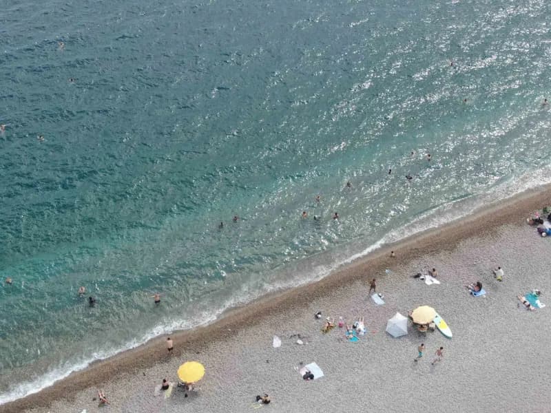 Denize girenler Akdeniz'in tadını çıkardı