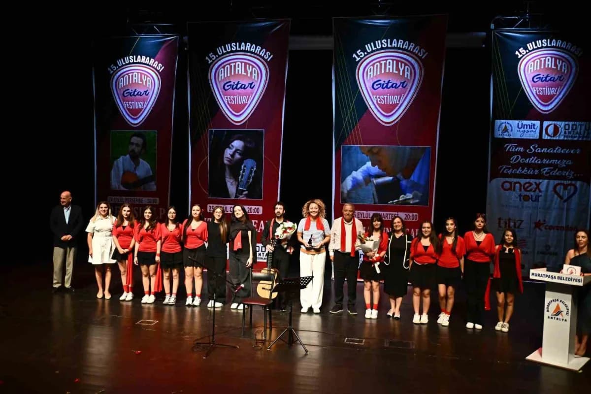 Uluslararası Antalya Gitar Festivali açılışında sahnede klasik gitar çalan sanatçılar ve izleyiciler