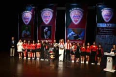 Uluslararası Antalya Gitar Festivali açılışında sahnede klasik gitar çalan sanatçılar ve izleyiciler