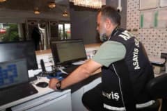 Antalya'da günübirlik konaklama ve araç kiralama firmalarına yönelik denetim yapan polis ekipleri