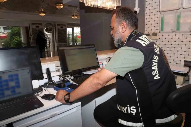 Antalya'da günübirlik konaklama ve araç kiralama firmalarına yönelik denetim yapan polis ekipleri