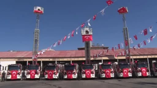 Antalya Büyükşehir Belediyesi itfaiye araçları ve personeli yeni araçların tanıtım töreninde