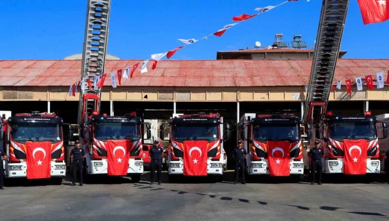 Antalya Büyükşehir Belediyesi itfaiye araçları ve personeli yeni araçların tanıtım töreninde