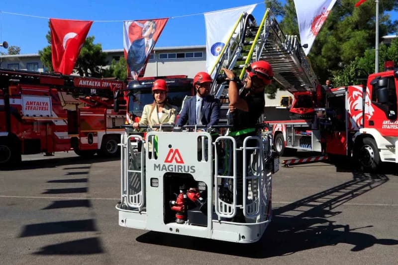 Antalya Büyükşehir Belediyesi İtfaiye Daire Başkanlığı bünyesine dahil edilen 14 milyon euro değerindeki 24 adet aracın