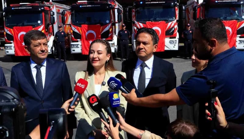 Teslimatı yapılan araçların tanıtımını yapan Antalya Büyükşehir Belediye Başkanvekili Büşra Özdemir, araçların Antalya'y