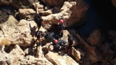 Antalya Muratpaşa ilçesinde falezlerin dibinde bulunan kayıp kadının cansız bedeni ve olay yeri ekipleri
