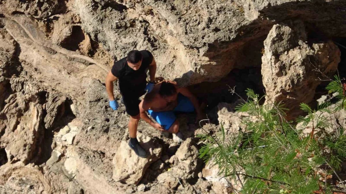 Genç kadının cansız bedeninin çıkartılması sırasında eşi bir kayanın üzerine diz çökerek uzun süre gözyaşı döktü.
