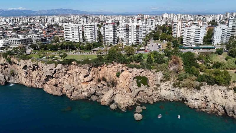 Muratpaşa ilçesi Çağlayan Mahallesi'nde bulunan yaklaşık 35 metrelik falezlerde meydana geldi.